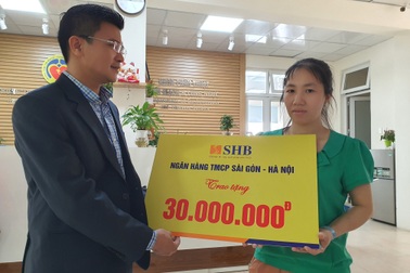 Người đàn ông mắc bệnh "hiểm" đón nhận 30 triệu đồng từ ngân hàng trao tặng