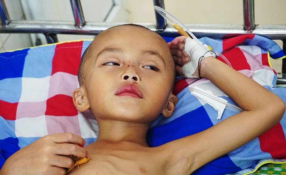 Nhói lòng nhìn cậu bé 5 tuổi sưng tấy tinh hoàn yếu ớt cầu xin sự sống - 1 Nhói lòng nhìn cậu bé 5 tuổi sưng tấy tinh hoàn yếu ớt cầu xin sự sống - 1