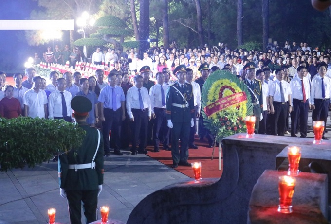 Đại diện lãnh đạo Ban Tuyên giáo Trung ương và tỉnh Quảng Trị dâng hoa tưởng nhớ các anh hùng liệt sĩ tại Nghĩa trang Liệt sĩ Quốc gia Trường Sơn 