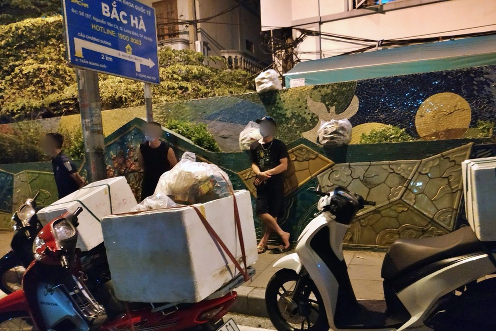 Hà Nội: Bắt tại trận 9 trường hợp trèo rào, vượt đê rời khu phong tỏa - 1 Hà Nội: Bắt tại trận 9 trường hợp trèo rào, vượt đê rời khu phong tỏa - 1