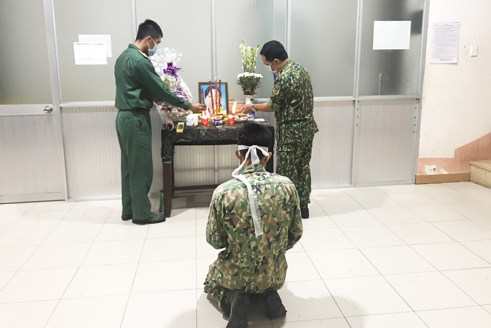 Mẹ mất đột ngột, chiến sĩ nén đau thương ở đơn vị làm nhiệm vụ chống dịch - 2 Mẹ mất đột ngột, chiến sĩ nén đau thương ở đơn vị làm nhiệm vụ chống dịch - 2