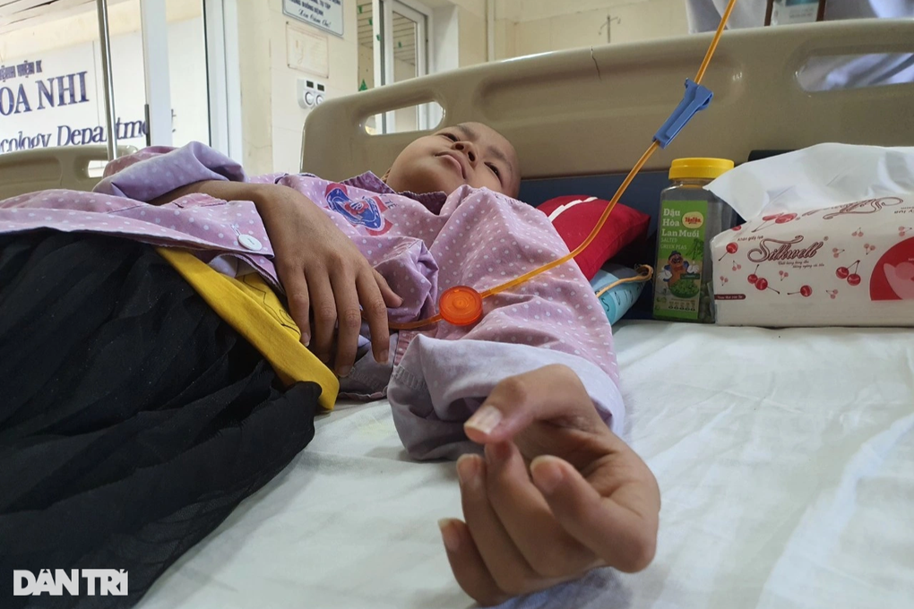 Không có tiền đưa cháu nhập viện sớm, bà bật khóc nhỡ cháu mệnh hệ nào… - 1 Không có tiền đưa cháu nhập viện sớm, bà bật khóc nhỡ cháu mệnh hệ nào… - 1