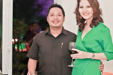 Vợ chồng hoa hậu Trần Thị Quỳnh tình cảm