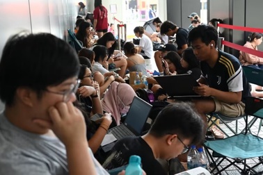 Fan cãi vã, 2 ngày xếp hàng ngoài đường vẫn không thể mua vé xem Taylor Swift