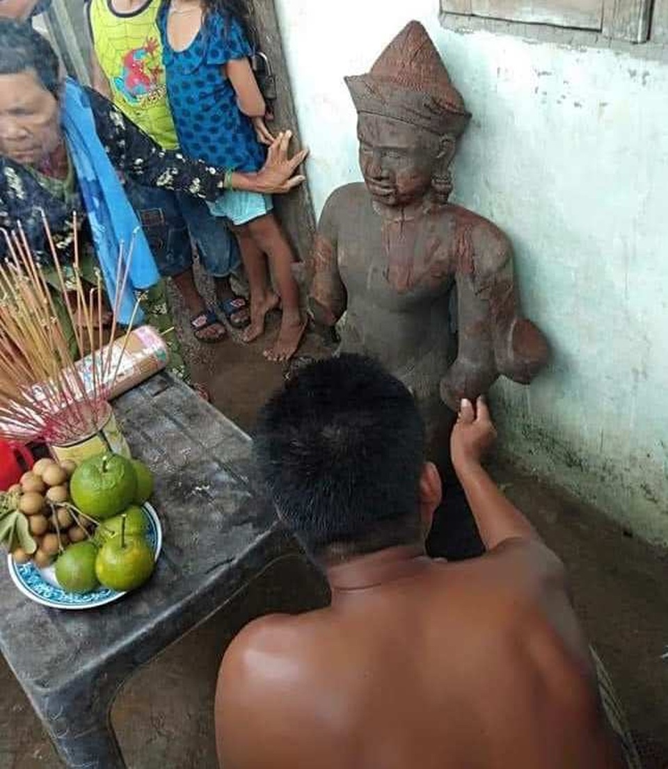 Phát hiện bức tượng lạ, người dân đổ xô về cúng bái - 2 Phát hiện bức tượng lạ, người dân đổ xô về cúng bái - 2
