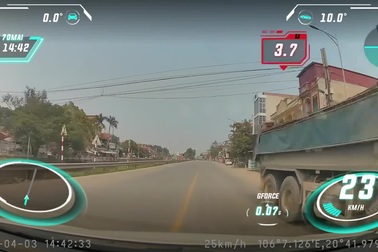 Xe ben nối đuôi nhau chạy ngược chiều để chuyển hướng