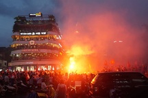 Bờ Hồ vẫn rực pháo sáng, chật kín cổ động viên reo hò sau trận thua 1-3