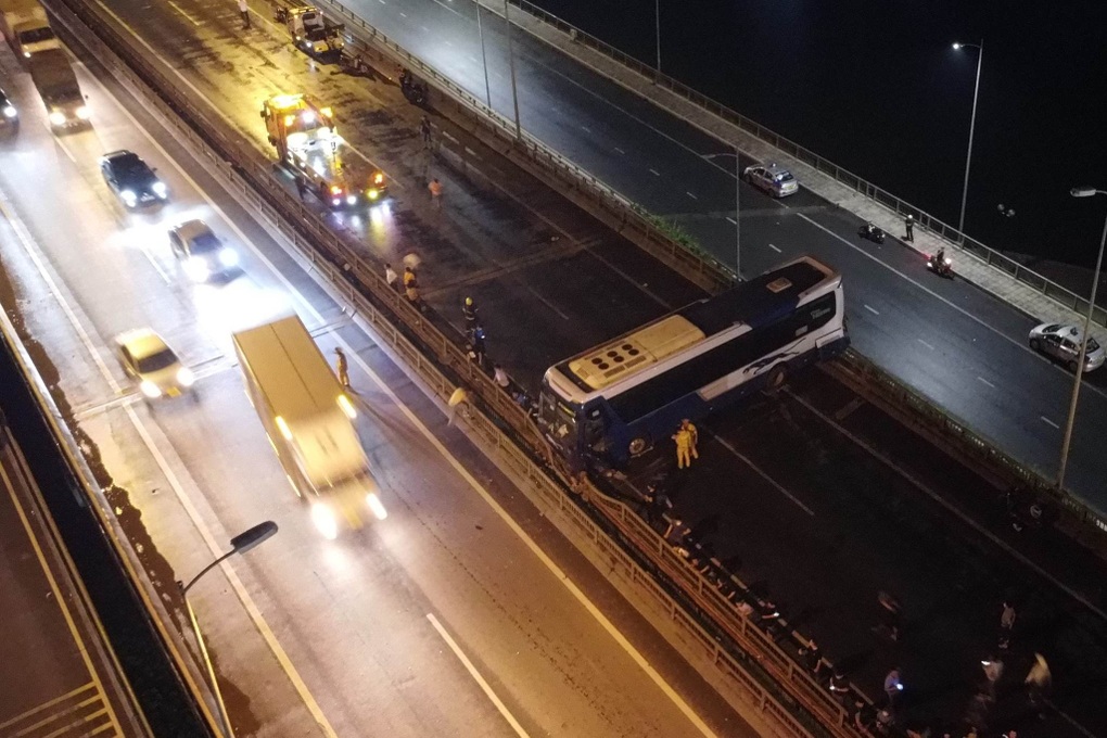 Hà Nội: Ô tô khách 45 chỗ gặp sự cố, chắn ngang đường Vành đai 3 - 2 Hà Nội: Ô tô khách 45 chỗ gặp sự cố, chắn ngang đường Vành đai 3 - 2