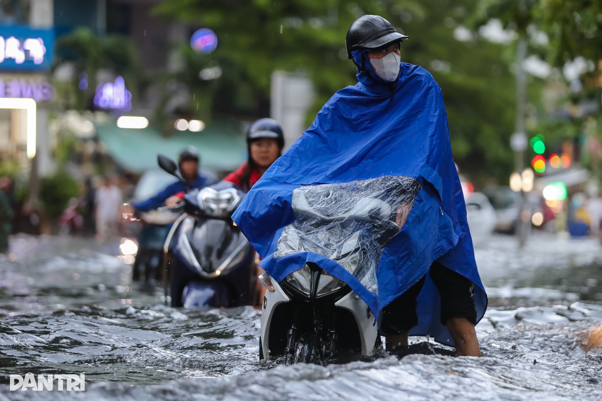 Người dân ngã nhào trên đường ngập ở khu nhà giàu Thảo Điền - 2