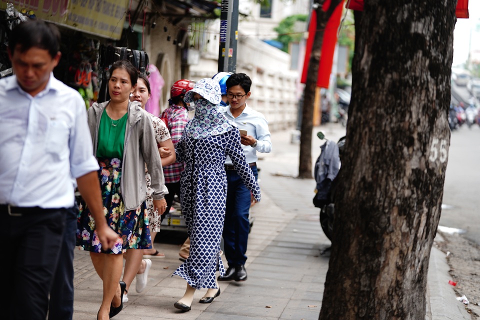 Người Sài Gòn quay quắt với thời tiết oi bức, độ ẩm cao - 1 Người Sài Gòn quay quắt với thời tiết oi bức, độ ẩm cao - 1