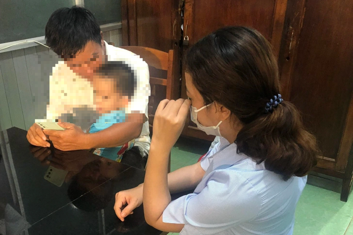 Cháu bé 3 tuổi bị mẹ khai tử đã được đón về nhà - 1 Cháu bé 3 tuổi bị mẹ khai tử đã được đón về nhà - 1