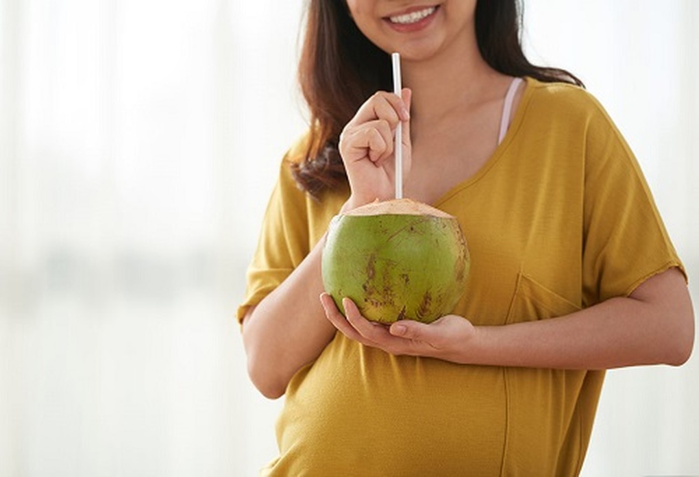Mẹ bầu đua nhau uống nước dừa để sinh con trắng trẻo: Chuyên gia nói gì? - 1 Mẹ bầu đua nhau uống nước dừa để sinh con trắng trẻo: Chuyên gia nói gì? - 1