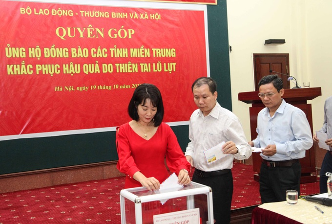 Bộ LĐ-TB&XH phát động quyên góp, ủng hộ đồng bào các tỉnh miền Trung bị thiên tai, bão lũ - Ảnh 3.