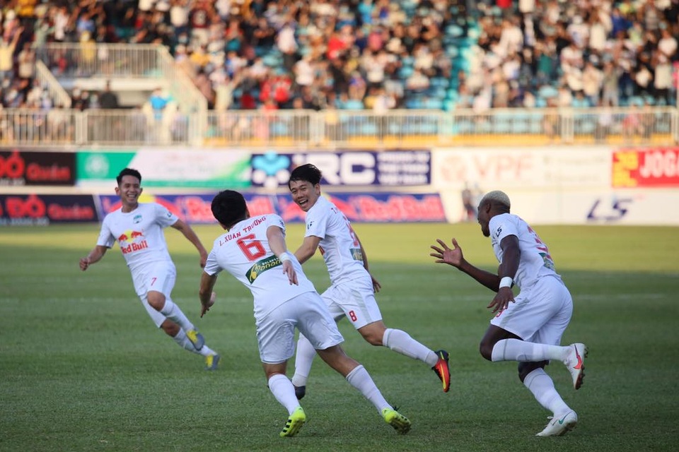 HA Gia Lai 4-3 Nam Định: 3 quả phạt đền và những phút bù giờ điên rồ - 6 HA Gia Lai 4-3 Nam Định: 3 quả phạt đền và những phút bù giờ điên rồ - 6