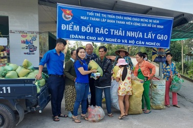 Thiết thực chương trình "Đổi rác thải nhựa lấy gạo" của tuổi trẻ Bạc Liêu