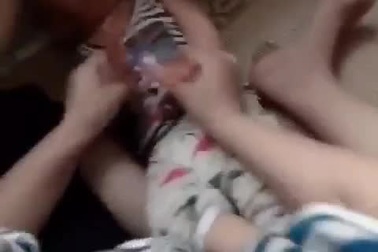Đoạn video cháu bé gào khóc khi bị nhét giẻ vào miệng