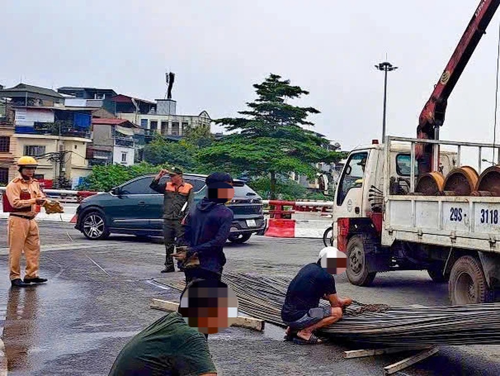 Phạt chủ xe và tài xế ô tô hơn 40 triệu đồng vì làm rơi bó sắt xuống đường - 1 Phạt chủ xe và tài xế ô tô hơn 40 triệu đồng vì làm rơi bó sắt xuống đường - 1