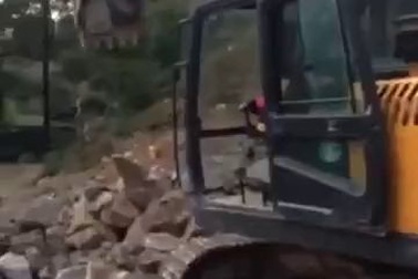 Em bé lái máy xúc cực kỳ khéo léo