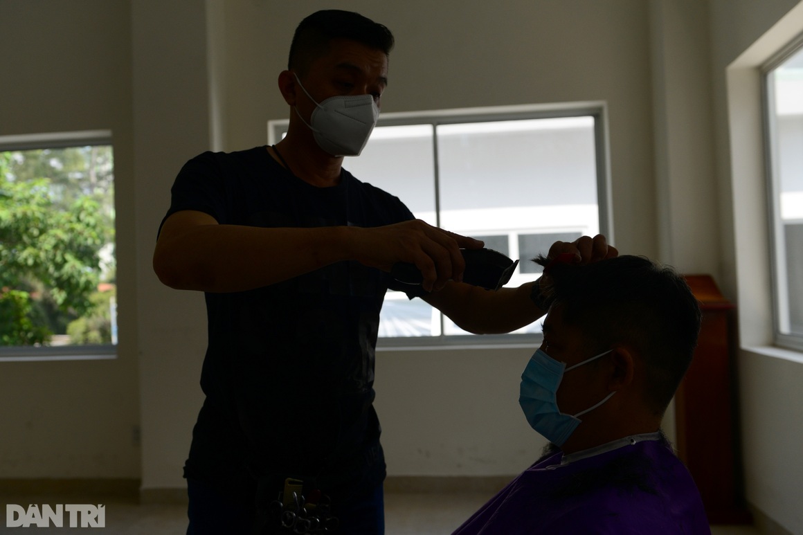 Y bác sĩ Bệnh viện Chợ Rẫy được cắt tóc miễn phí trong mùa dịch - 8 Y bác sĩ Bệnh viện Chợ Rẫy được cắt tóc miễn phí trong mùa dịch - 8