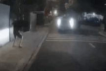 Chiếc xe bán tải 2 lần lao lên vỉa hè tông người