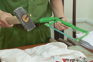 Bắt đối tượng xách búa đột nhập ngân hàng phá két sắt