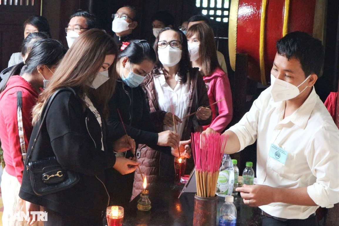 Người dân đội mưa xin lộc đầu năm ở phố cổ Hội An - 3 Người dân đội mưa xin lộc đầu năm ở phố cổ Hội An - 3