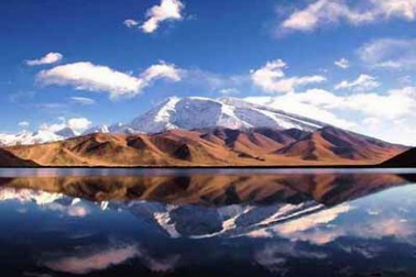 Ngắm vẻ đẹp hư ảo hồ nước Karakul ở Tajikistan
