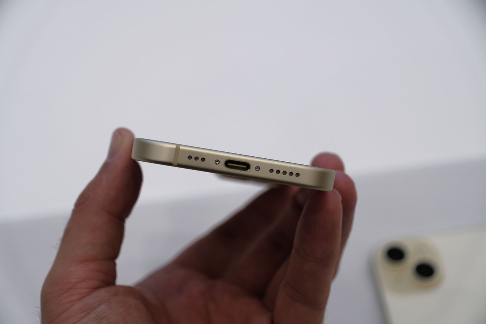 Cận cảnh cổng USB-C trên iPhone 15 (Ảnh: The Verge). Cận cảnh cổng USB-C trên iPhone 15 (Ảnh: The Verge).