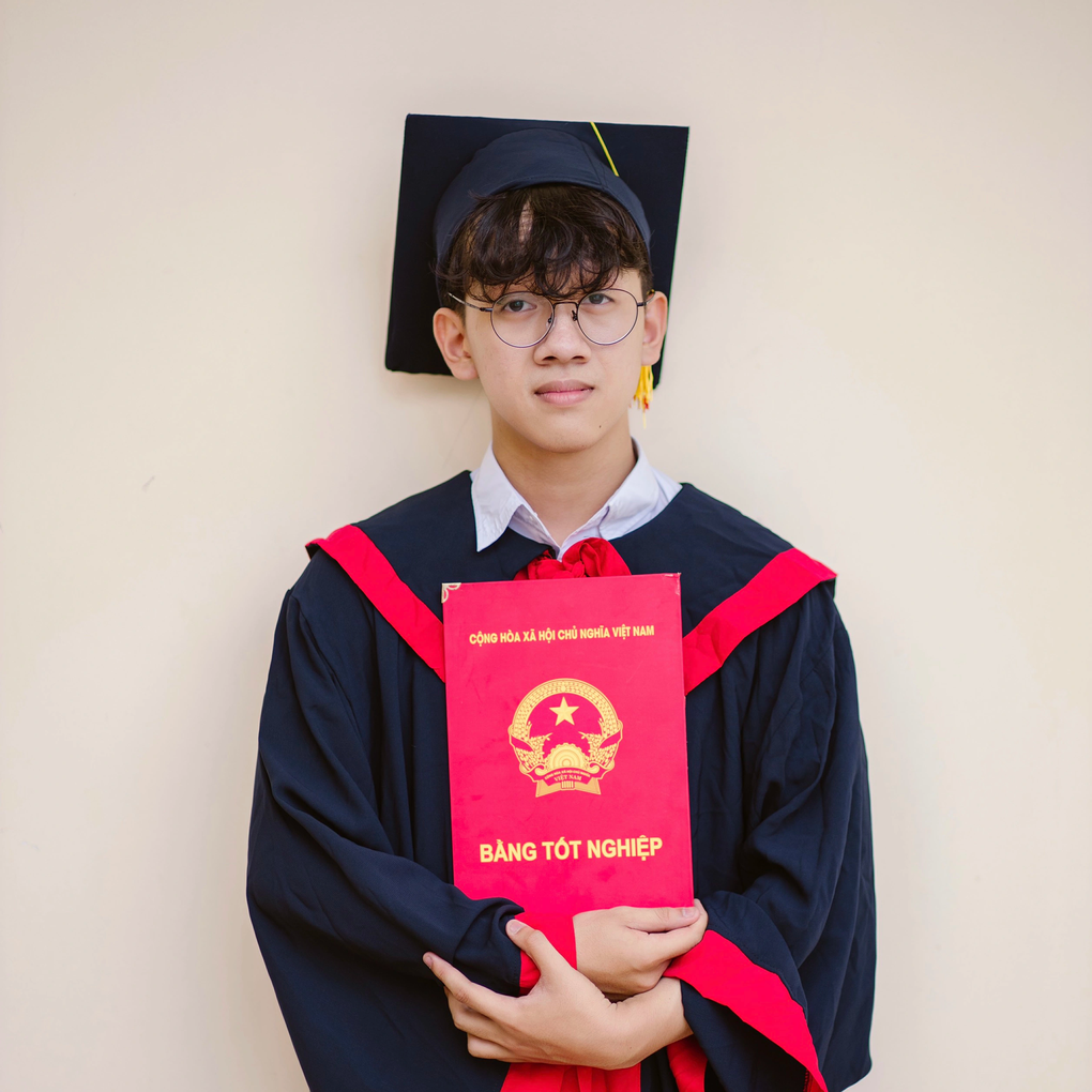 Thủ khoa kép ở Quảng Nam: Không đi học thêm, chỉ học trên mạng - 1 Thủ khoa kép ở Quảng Nam: Không đi học thêm, chỉ học trên mạng - 1