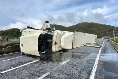 Xe container lật trước cửa hầm Phước Tượng