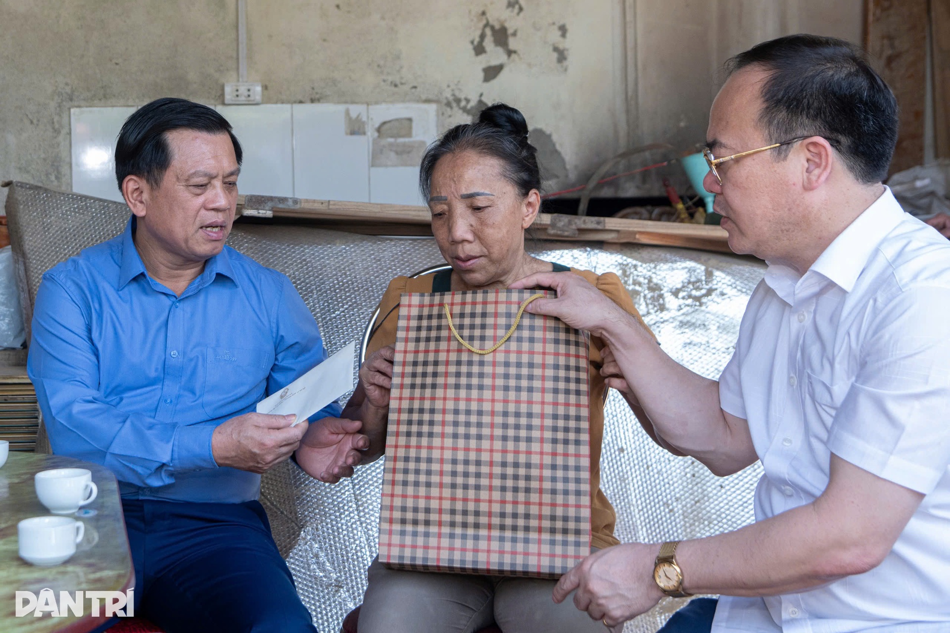 Thân nhân liệt sĩ mất nhà do bão rưng rưng khi sẽ có nhà mới đón Tết - 5 Thân nhân liệt sĩ mất nhà do bão rưng rưng khi sẽ có nhà mới đón Tết - 5