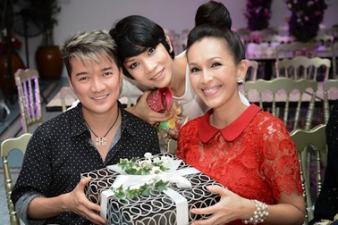 Diễm My trẻ trung trong tiệc sinh nhật lần thứ 50 bên bạn bè