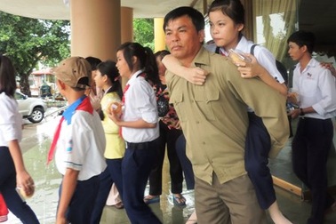 Xúc động hình ảnh con đến trường trên lưng bố mẹ