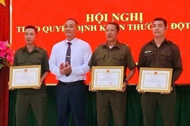 Tặng giấy khen 3 cá nhân khống chế kẻ giết vợ, giải cứu cháu bé 2 tuổi