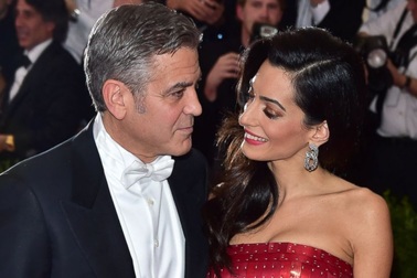 Người thân tiết lộ vợ George Clooney mang song thai