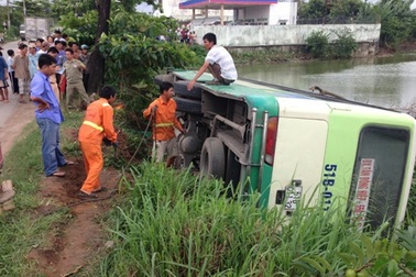 Năm người thoát chết khi xe buýt lao xuống hồ