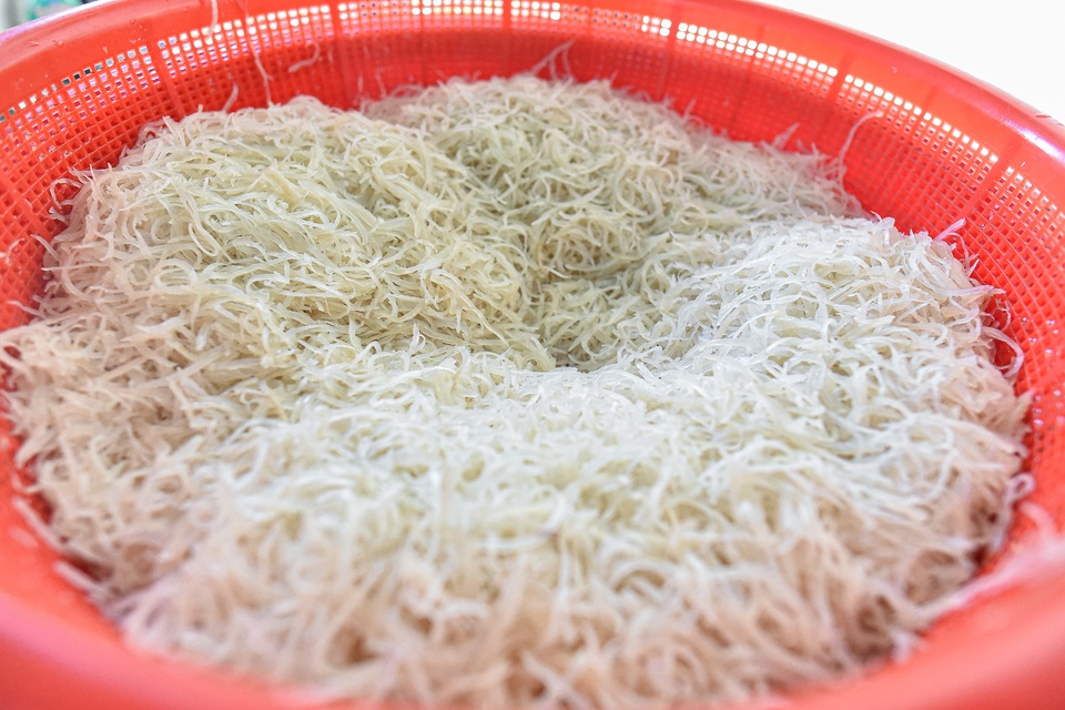 Gia đình 3 thập kỉ làm nem nắm: Băm thái từ 3h đêm, hết 500 - 700 gói/ngày - 9 Gia đình 3 thập kỉ làm nem nắm: Băm thái từ 3h đêm, hết 500 - 700 gói/ngày - 9