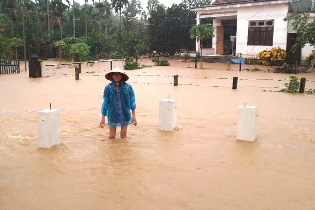 Nước dâng cao ngang thân nhà, gần 300 hộ dân bị cô lập - 2 Nước dâng cao ngang thân nhà, gần 300 hộ dân bị cô lập - 2