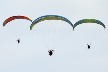 Dù lượn dùng động cơ 185 phân khối bay lượn trên bầu trời hồ Tây
