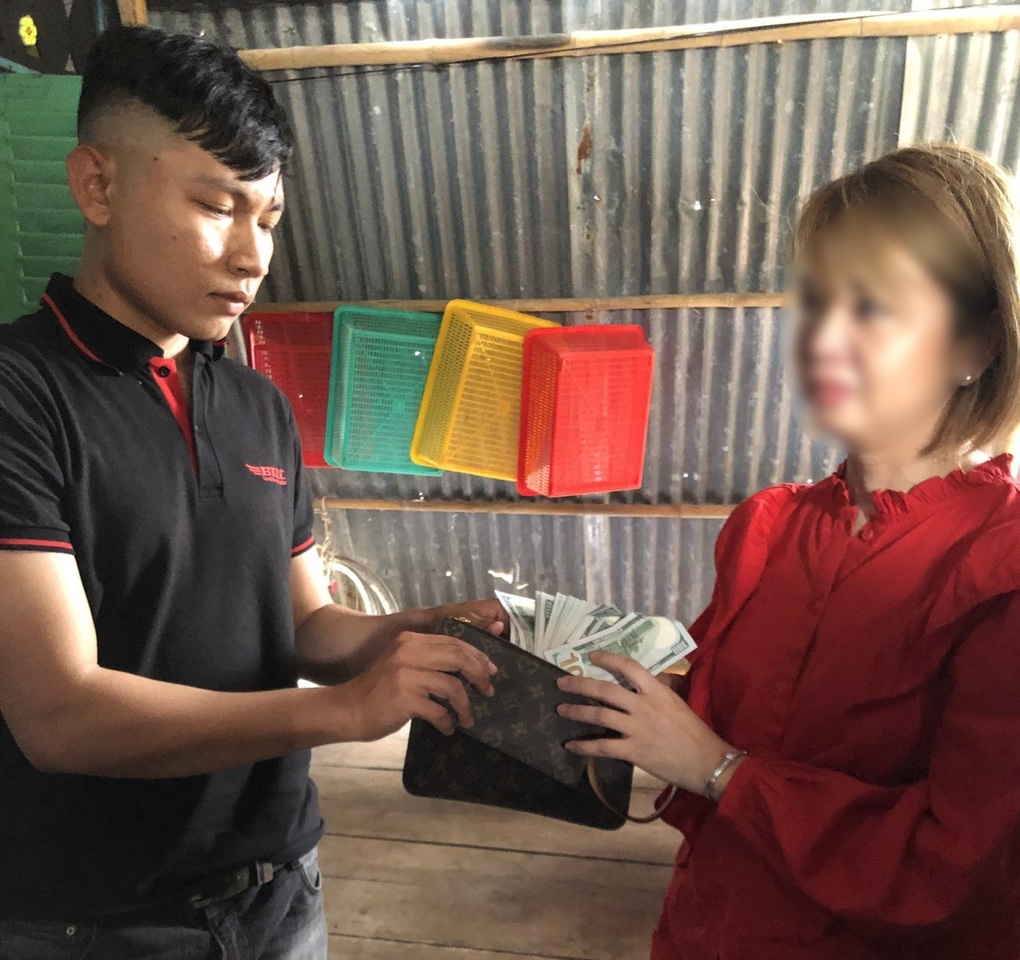Nam tài xế trả lại 4.000 USD cho Việt kiều Mỹ - 1 Nam tài xế trả lại 4.000 USD cho Việt kiều Mỹ - 1