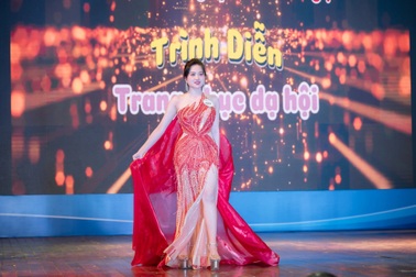 Nhan sắc xinh đẹp từ bé của cô gái đạt giải Nhất hội thi tài năng sinh viên