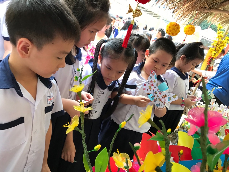 Đi làm ngày đầu năm, nhiều phụ huynh “cắp” con đến công sở - 2 Đi làm ngày đầu năm, nhiều phụ huynh “cắp” con đến công sở - 2