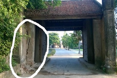 Cổng làng cổ Mông Phụ - Đường Lâm bị ô tô tông, nguy cơ đổ sụp