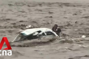 Mưa lũ cuốn phăng ô tô ở Trung Quốc
