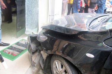 Ô tô lao vào ngân hàng, tông gãy chân bảo vệ