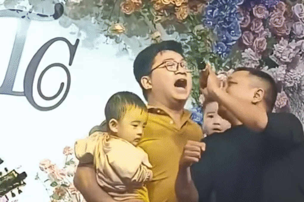 Ông bố bế hai con quẩy đám cưới cực sung, hình ảnh hậu trường gây bất ngờ - 1 Ông bố bế hai con quẩy đám cưới cực sung, hình ảnh hậu trường gây bất ngờ - 1