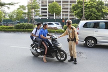Cư dân mạng với muôn kiểu lách luật để “báo chốt” 141 và CSGT trên Facebook