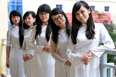 Nữ sinh M.V. Lômônôxốp xinh xắn ngày khai giảng