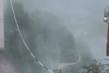 Thoát chết trên cầu gãy đôi, tài xế container về nơi bị nạn để làm một việc