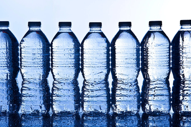 Vì sao chỉ có thể mang chai nước 100ml lên máy bay?